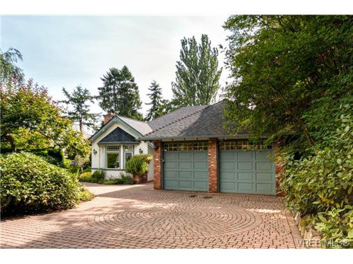 Main Photo: 1615 York Pl in VICTORIA: OB North Oak Bay House for sale (Oak Bay) : MLS®# 707996