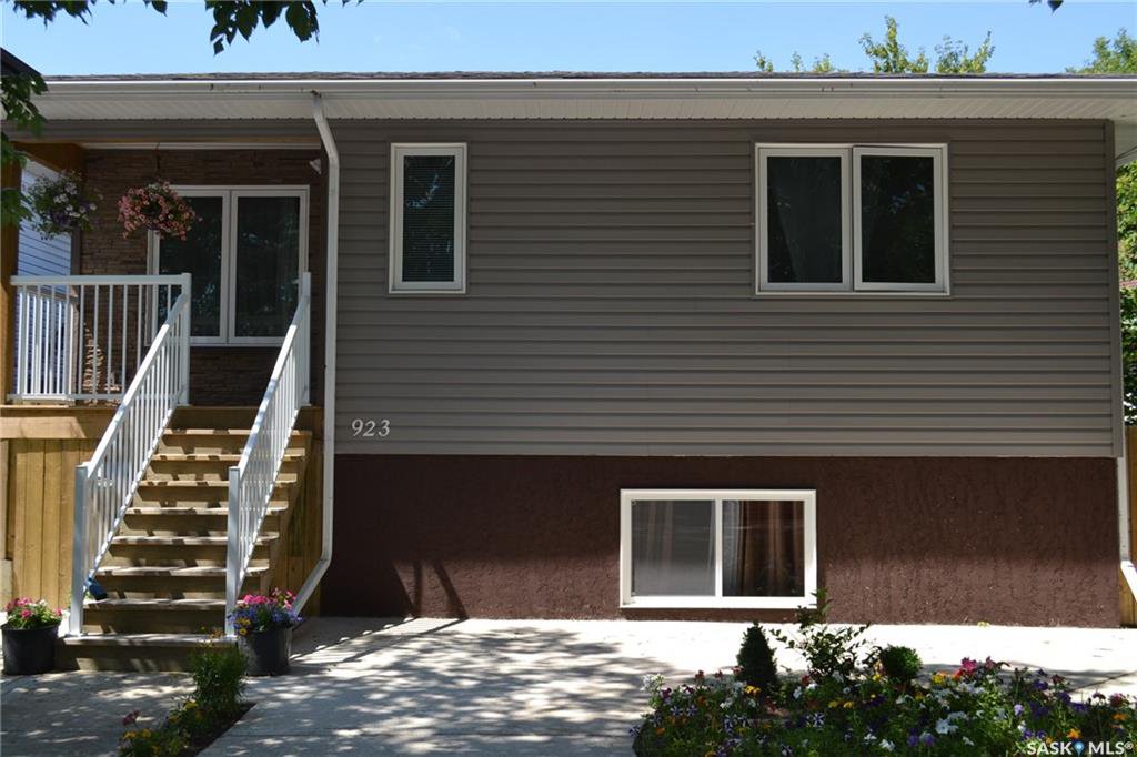 Main Photo: 923 K Avenue South in Saskatoon: King George Residential for sale : MLS®# SK701162