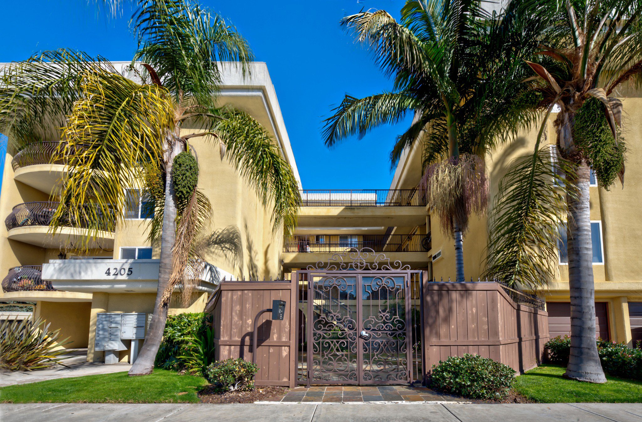 Main Photo: Condo for sale : 1 bedrooms : 4205 Lamont St #8 in San Diego