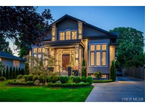 Main Photo: 2162 Neil St in VICTORIA: OB Henderson Single Family Detached for sale (Oak Bay) : MLS®# 706872