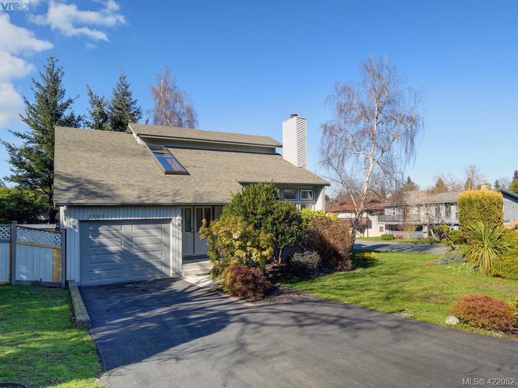 Main Photo: 1592 Thelma Place in VICTORIA: SE Mt Doug Single Family Detached for sale (Saanich East) : MLS®# 422052
