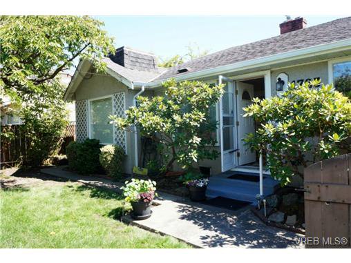 Main Photo: 1723 Albert Ave in VICTORIA: Vi Fernwood House for sale (Victoria) : MLS®# 736672