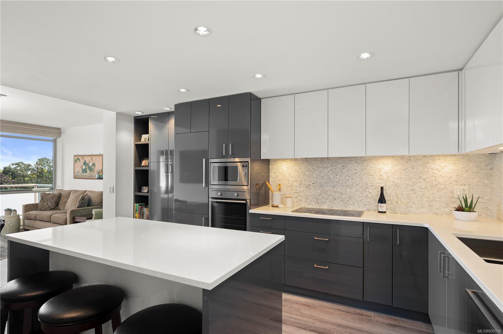 Main Photo: 706 838 Broughton St in : Vi Downtown Condo Apartment for sale (Victoria) : MLS®# 850134