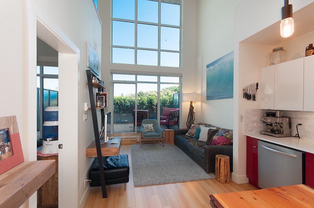 Main Photo: 405 2250 COMMERCIAL Drive in Vancouver: Grandview VE Condo for sale (Vancouver East) : MLS®# R2115074