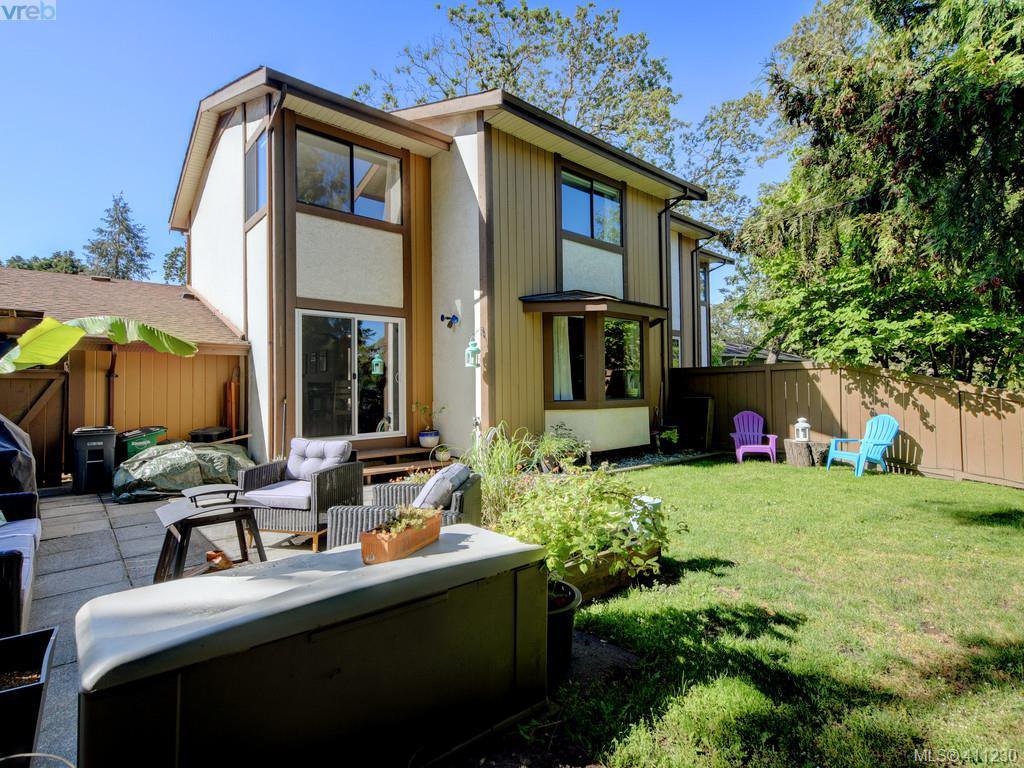 Main Photo: 4 1096 Stoba Lane in VICTORIA: SE Quadra Row/Townhouse for sale (Saanich East) : MLS®# 411230