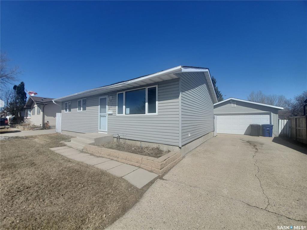 Main Photo: 221 Dickey Crescent in Saskatoon: Pacific Heights Residential for sale : MLS®# SK805263