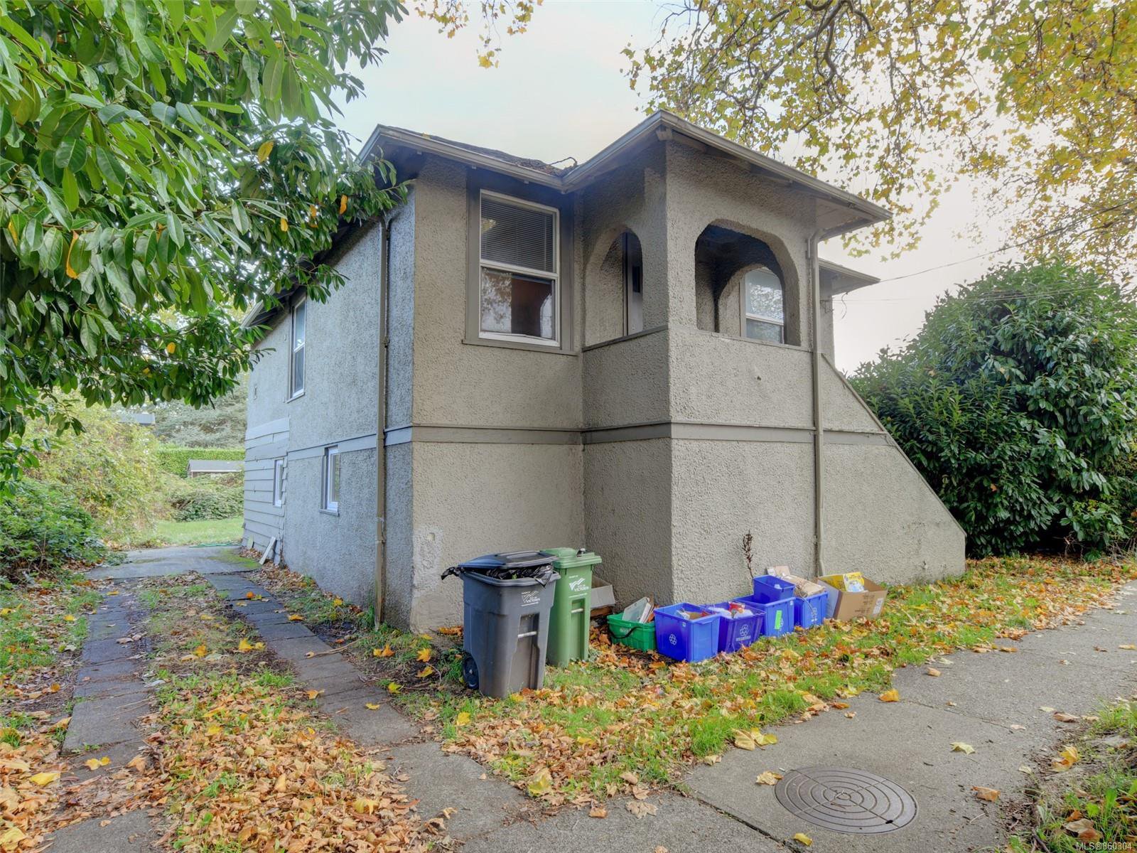 Main Photo: 2857 Shelbourne St in : Vi Oaklands House for sale (Victoria) : MLS®# 860304