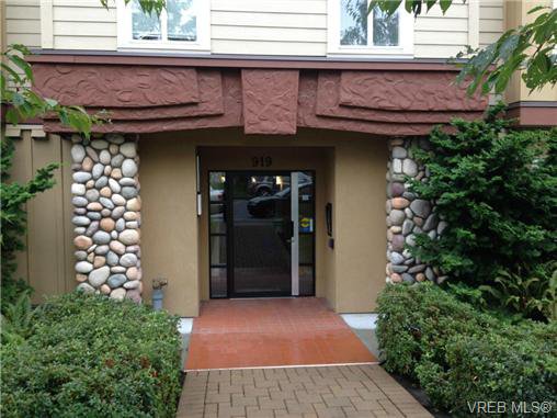 Main Photo: 202 919 Market St in VICTORIA: Vi Hillside Condo for sale (Victoria) : MLS®# 683540