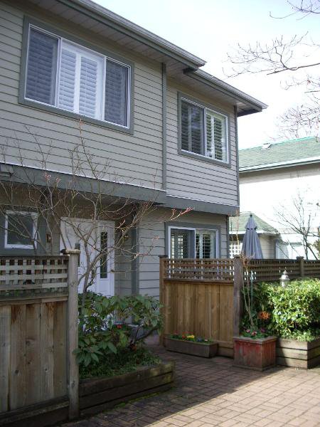 Main Photo: BEAUTIFULLY RENOVATED 3-BR TOWNHOUSE!