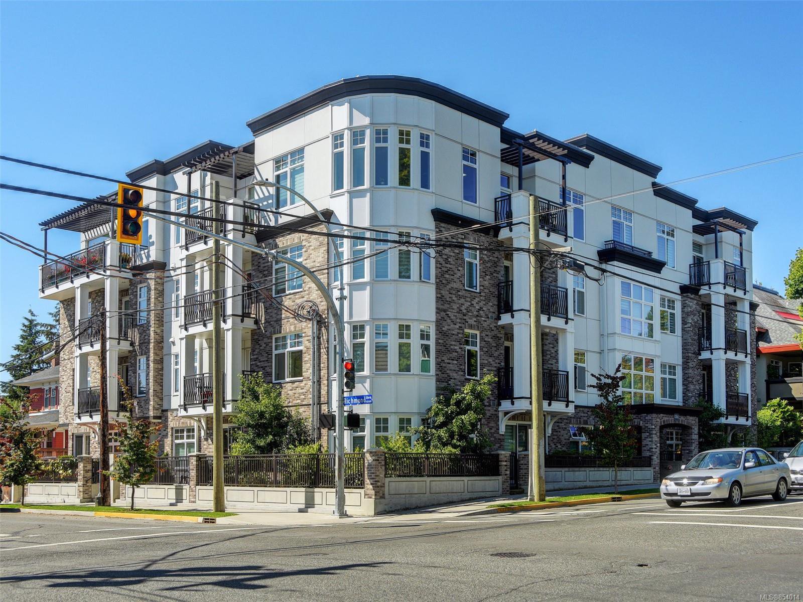 Main Photo: 205 1765 Oak Bay Ave in : Vi Rockland Condo for sale (Victoria) : MLS®# 854014