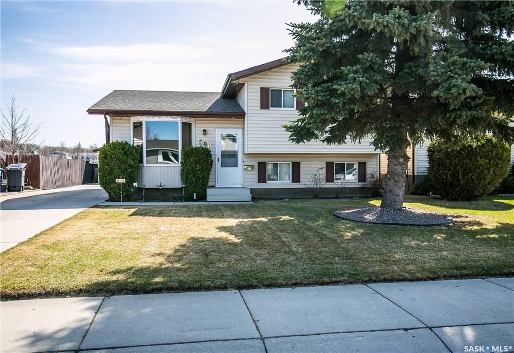 Main Photo: 506 Hall Crescent in Saskatoon: Westview Heights Residential for sale : MLS®# SK737137