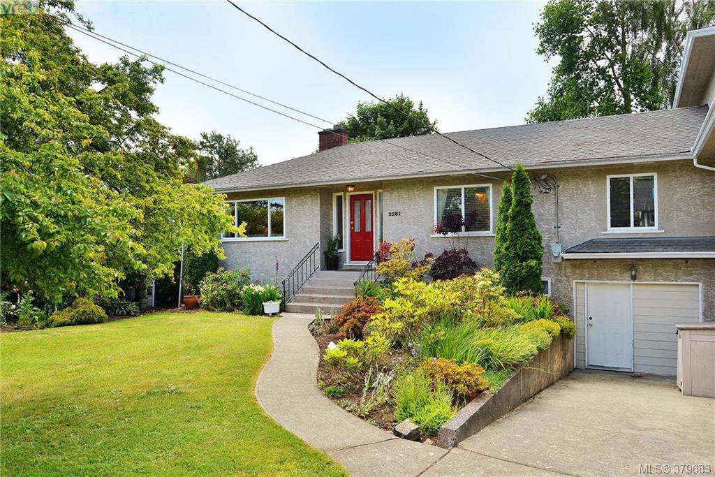 Main Photo: 2281 Edgelow St in VICTORIA: SE Arbutus Half Duplex for sale (Saanich East) : MLS®# 762582