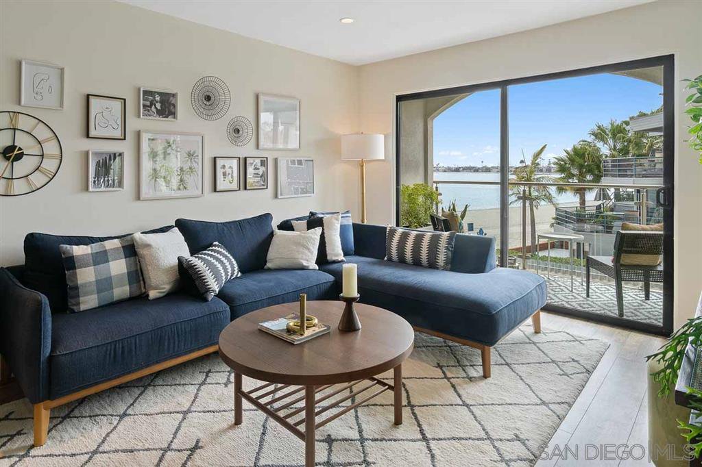 Main Photo: PACIFIC BEACH Condo for sale : 2 bedrooms : 4007 Everts St #2G in San Diego