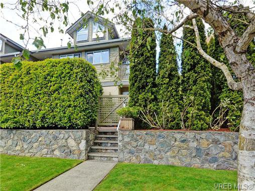 Main Photo: 1646 Myrtle Ave in VICTORIA: Vi Oaklands Row/Townhouse for sale (Victoria) : MLS®# 701228