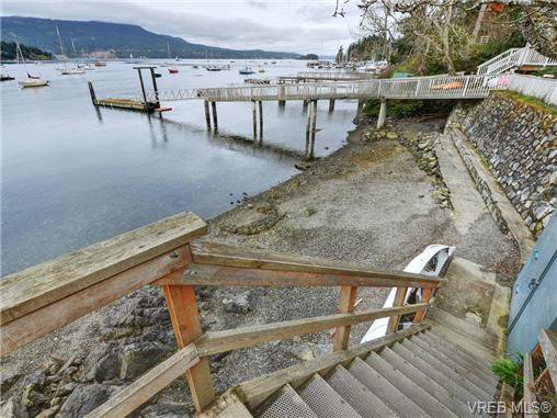 Marina access, just across the road!