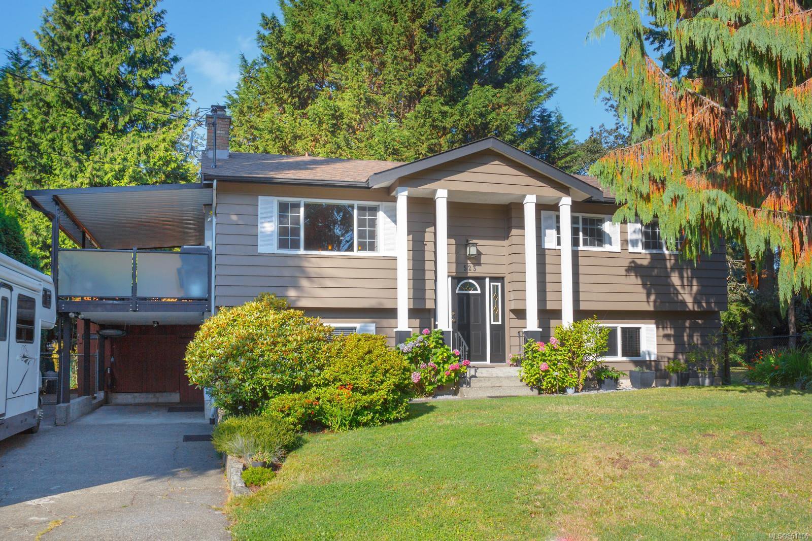 Main Photo: 523 Brough Pl in : Co Royal Roads Single Family Detached for sale (Colwood) : MLS®# 851406