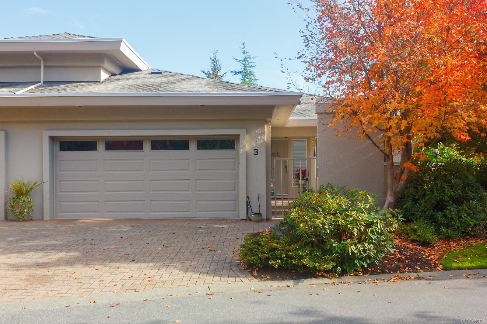Main Photo: 3 881 Nicholson St in : SE High Quadra Row/Townhouse for sale (Saanich East) : MLS®# 858702