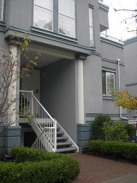 Main Photo: RENOVATED TOWNHOUSE!