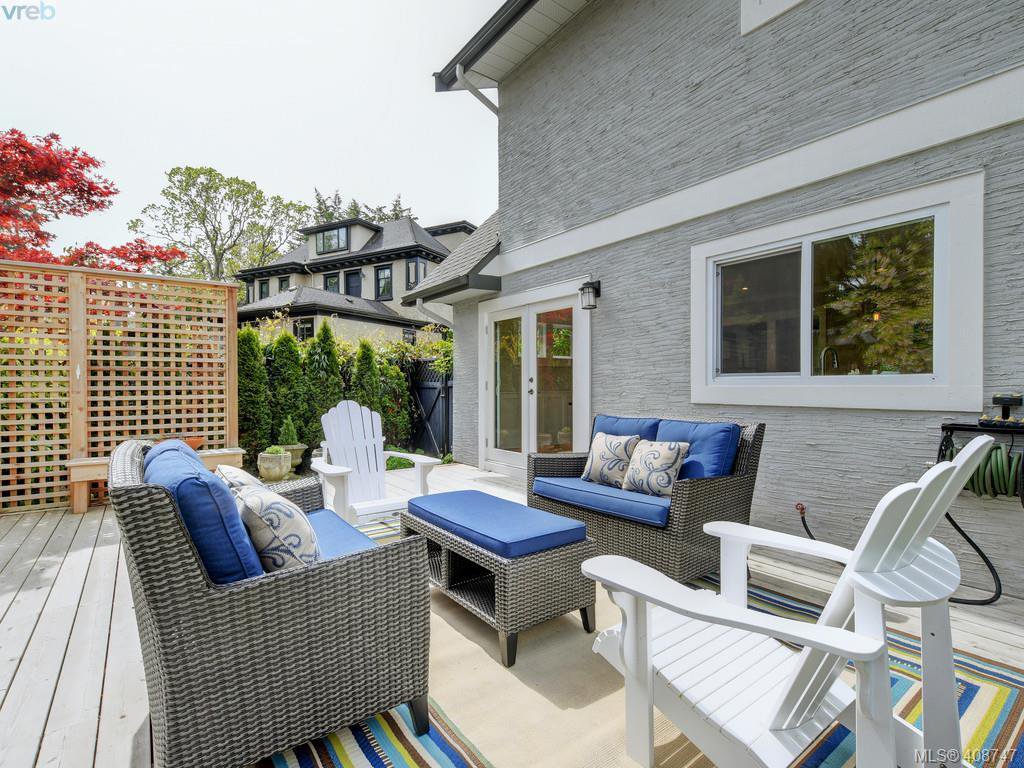 Main Photo: 953 Pattullo Pl in VICTORIA: OB South Oak Bay House for sale (Oak Bay) : MLS®# 812038