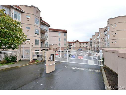 Main Photo: 310 1085 Tillicum Rd in VICTORIA: Es Kinsmen Park Condo Apartment for sale (Esquimalt) : MLS®# 725059