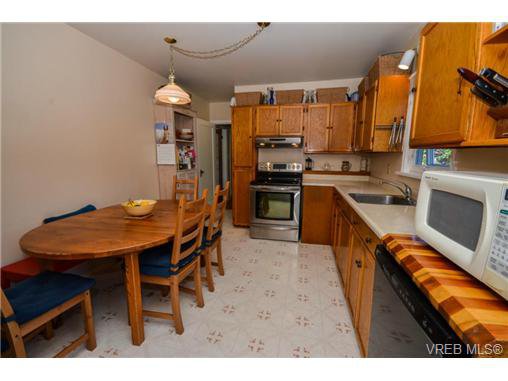 Main Photo: 437 Arnold Avenue in VICTORIA: Vi Fairfield West Residential for sale (Victoria) : MLS®# 351215