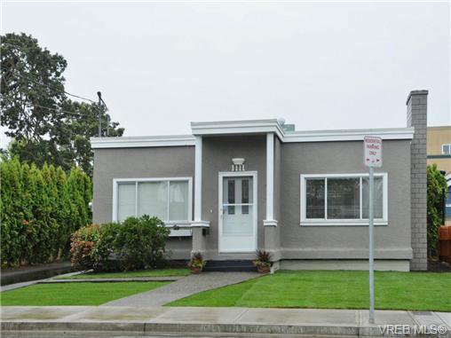 Main Photo: 1111 Caledonia Ave in VICTORIA: Vi Central Park Half Duplex for sale (Victoria) : MLS®# 708700