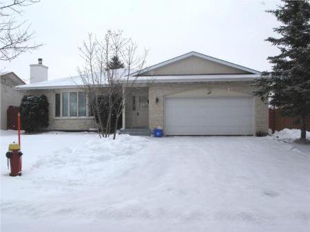 Main Photo: 35 JEFFREY CR in Winnipeg: Residential for sale (Canada) : MLS®# 2919970