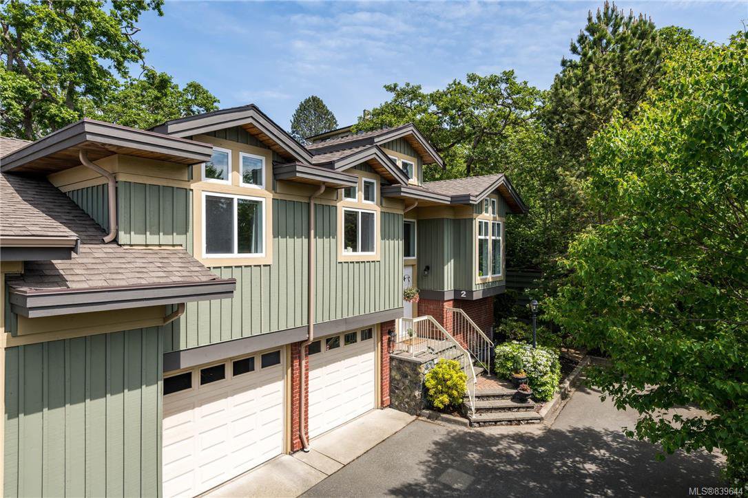 Main Photo: 2 3955 Oakwinds St in Saanich: SE Cedar Hill Row/Townhouse for sale (Saanich East) : MLS®# 839644