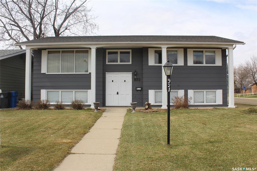 Main Photo: 921 Yardley Place in Estevan: Centennial Park Residential for sale : MLS®# SK790607
