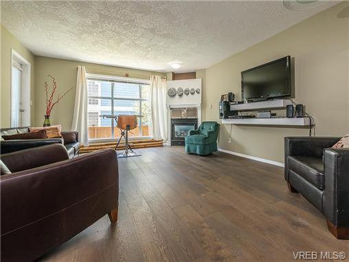 Main Photo: 104 1007 Caledonia Avenue in VICTORIA: Vi Central Park Condo Apartment for sale (Victoria) : MLS®# 368871