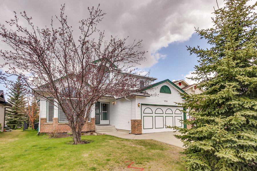 Main Photo: 134 Edgebrook Close NW in Calgary: 2 storey for sale : MLS®# C3616951