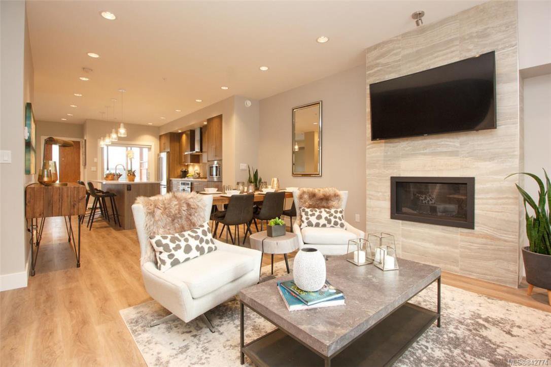 Main Photo: 7876 Lochside Dr in Central Saanich: CS Turgoose Row/Townhouse for sale : MLS®# 842774