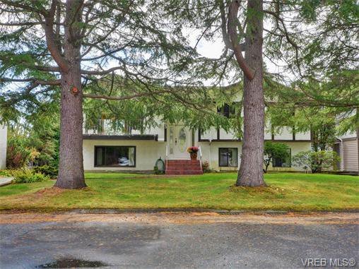 Main Photo: 1863 Penshurst Road in VICTORIA: SE Gordon Head Single Family Detached for sale (Saanich East) : MLS®# 370454