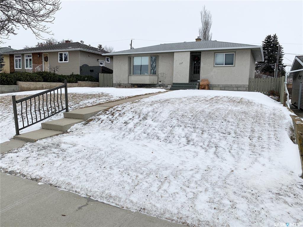Main Photo: 327 13th Avenue Northeast in Swift Current: North East Residential for sale : MLS®# SK758505
