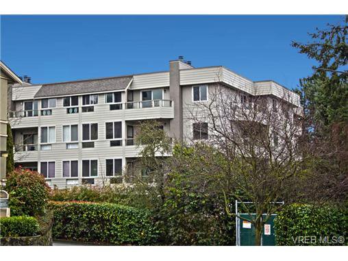 Main Photo: 205 949 Cloverdale Ave in VICTORIA: SE Quadra Condo for sale (Saanich East) : MLS®# 658759