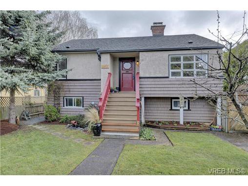 Main Photo: 2857 Shakespeare St in VICTORIA: Vi Oaklands House for sale (Victoria) : MLS®# 724844
