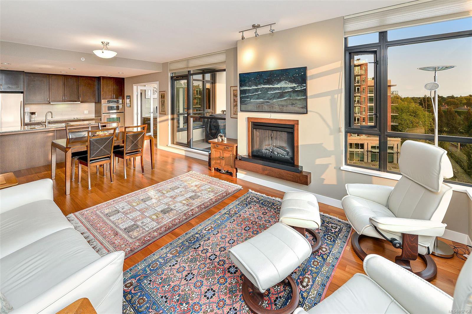 Main Photo: 605 788 Humboldt St in : Vi Downtown Condo for sale (Victoria) : MLS®# 857154