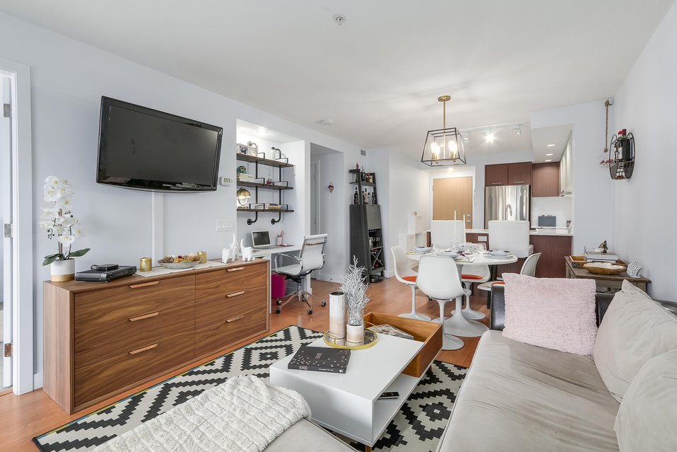 Main Photo: 320 221 E 3 Street in North Vancouver: Lower Lonsdale Condo for sale : MLS®# R2228210