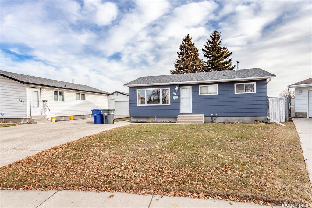 Main Photo: 146 DOUGLAS Crescent in Saskatoon: Confederation Park Residential for sale : MLS®# SK767374