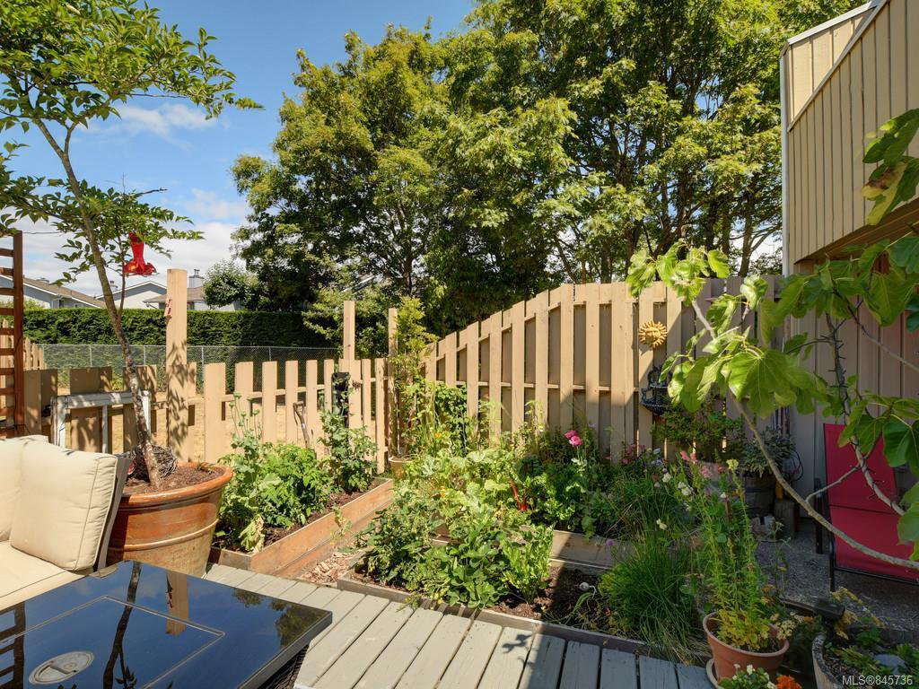 Main Photo: 111 3048 Washington Ave in : Vi Rock Bay Row/Townhouse for sale (Victoria) : MLS®# 845736