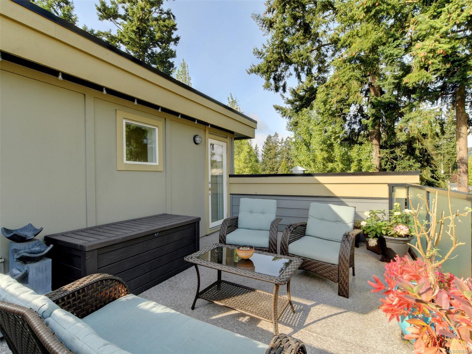 Roof Top patio - perfect place for morning sunrise and evening sunset!