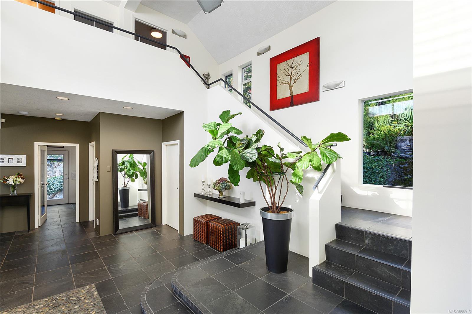 Main Photo: 638 Fernhill Rd in : Es Saxe Point House for sale (Esquimalt) : MLS®# 858916