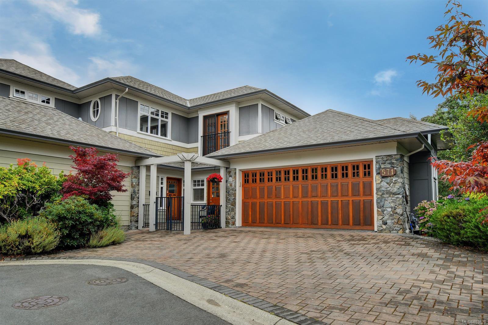 Main Photo: 571 Caselton Pl in : SW Royal Oak Row/Townhouse for sale (Saanich West) : MLS®# 853628