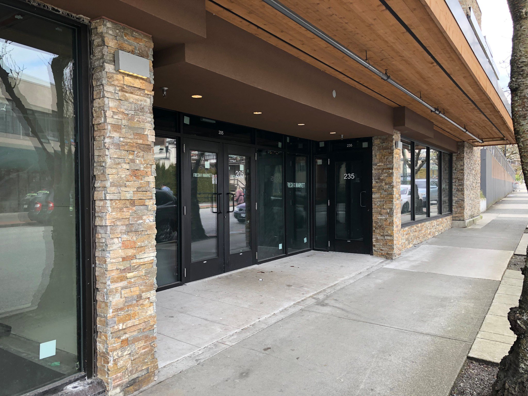 Main Photo: 205 16th Street in West Vancouver: Retail for lease
