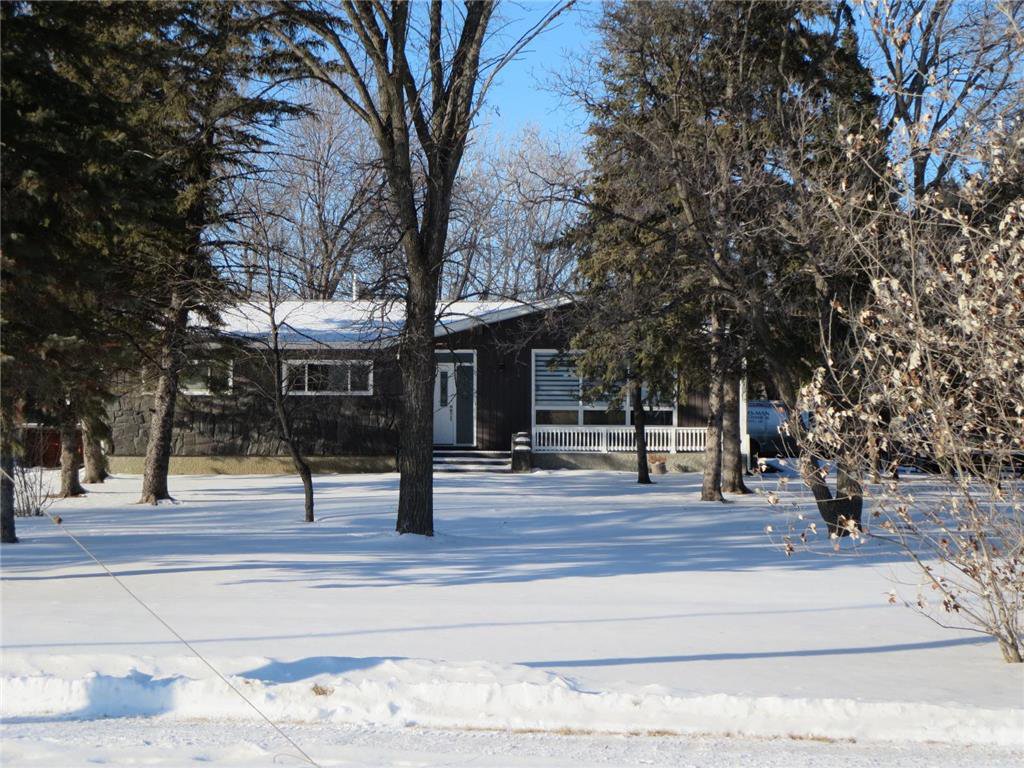 West St. Paul 3+ Brs, 2.5 Baths, 1,425 sq.ft +/- .50 Acre lot