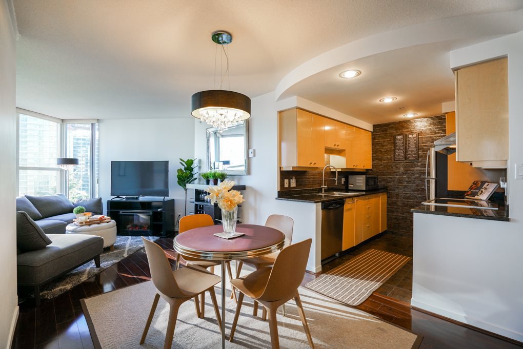 Main Photo: 908 1009 EXPO BOULEVARD in Vancouver: Yaletown Condo for sale (Vancouver West) : MLS®# R2338055