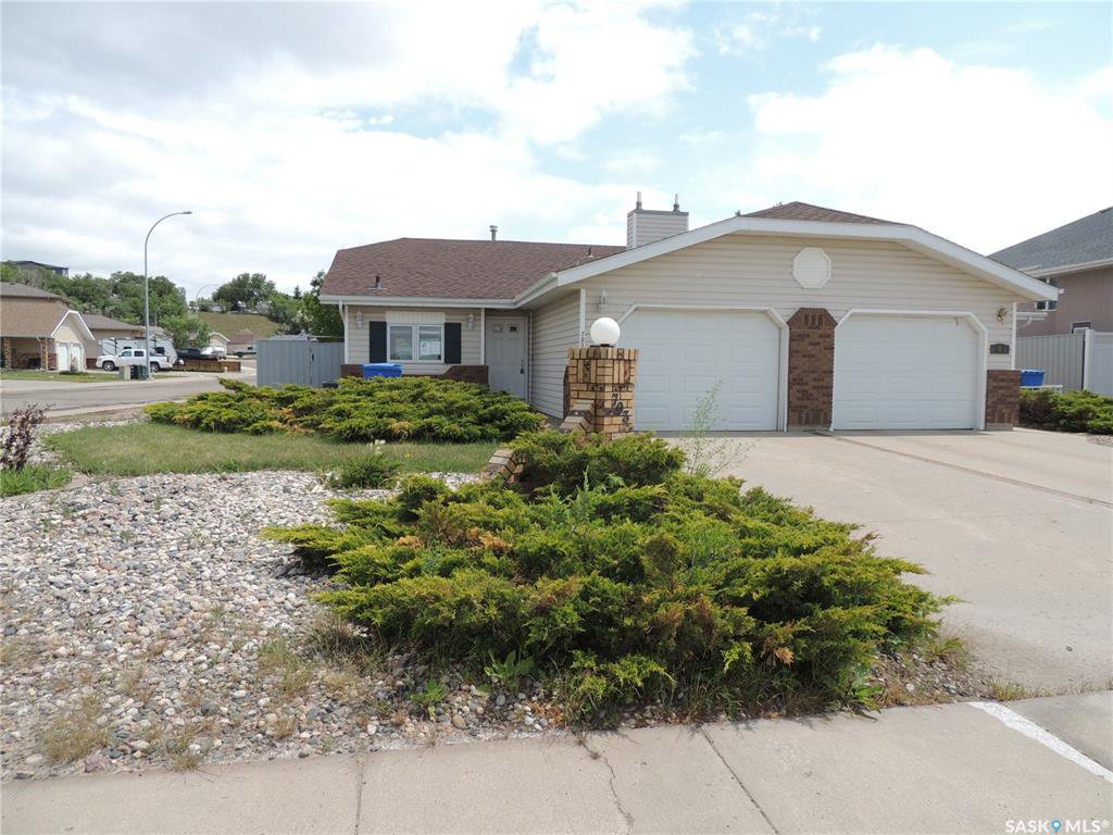 Main Photo: 703 Park Drive in Estevan: Bay Meadows Residential for sale : MLS®# SK813464