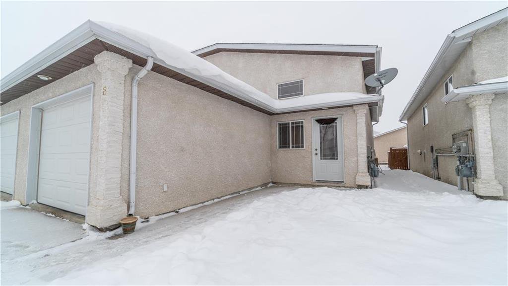 Main Photo: 8 CAMBRIDGE Way in Steinbach: Residential for sale (R16) : MLS®# 202002213