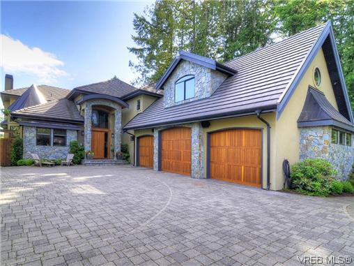 Main Photo: 1035 Loch Glen Pl in VICTORIA: La Glen Lake Single Family Detached for sale (Langford) : MLS®# 616102