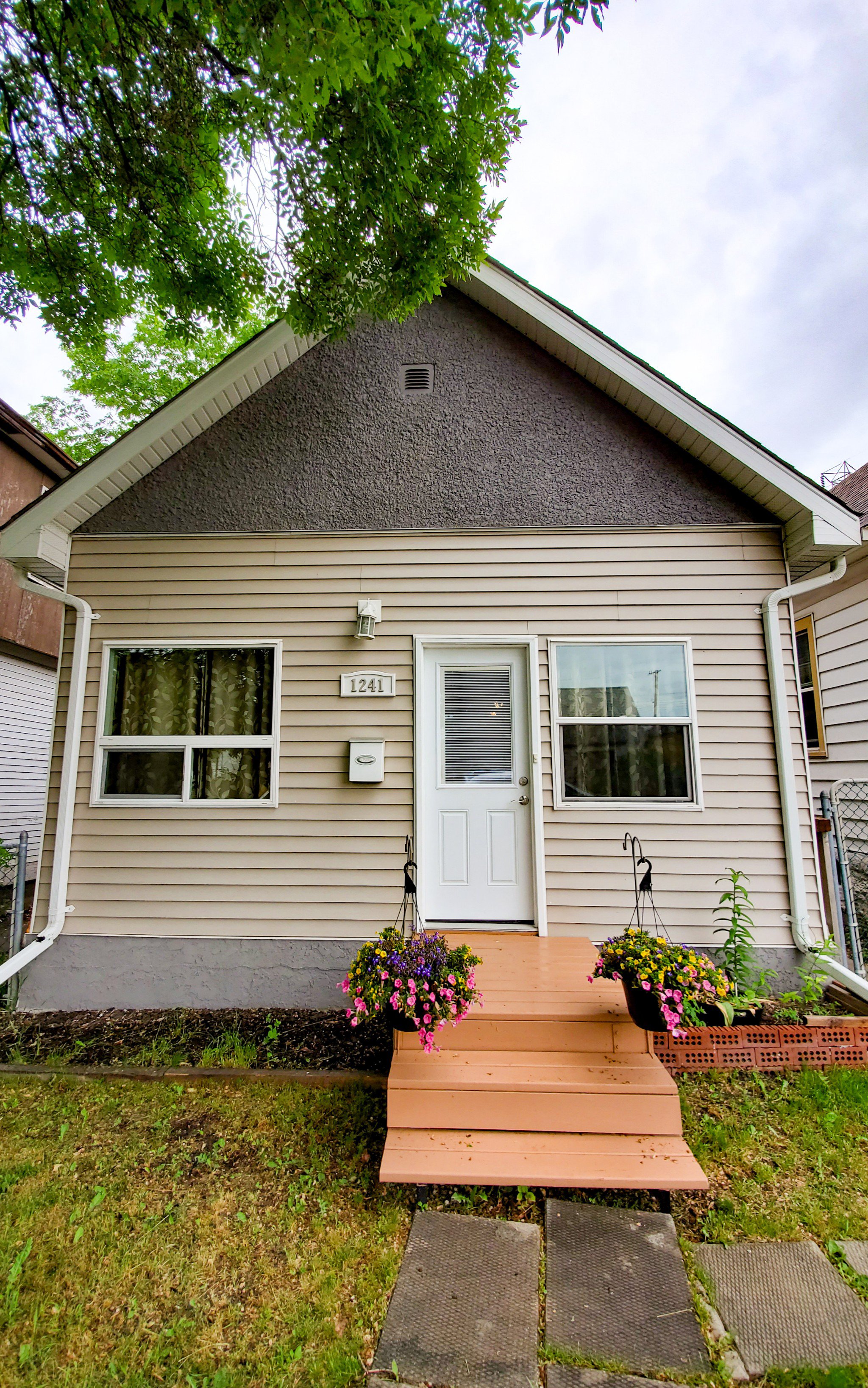 Main Photo: 1241 Selkirk Avenue in Winnipeg: Single Family Detached for sale (4B) : MLS®# 1916390